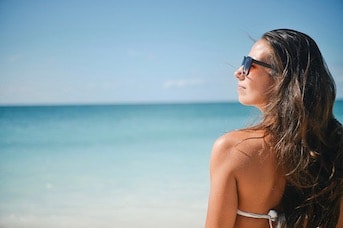 Femme en vacances à la mer